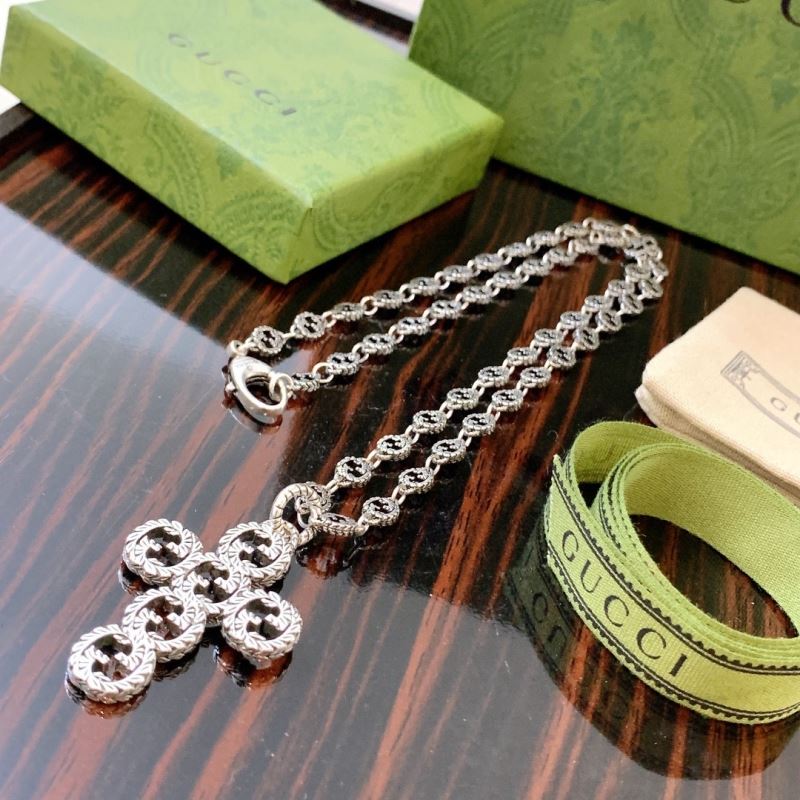G*u*i necklaces